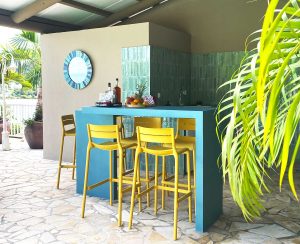 Bar extérieur pour savourer cocktails, rires & couchers de soleil caribéens