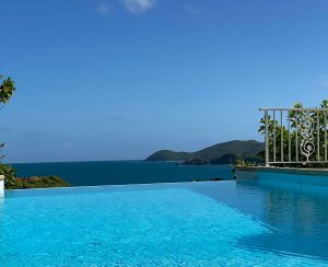 Piscine privée avec vue mer panoramique à 180° – baignade avec vue sur l’infini