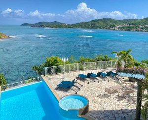 Vues à couper le souffle sur la baie de Tartane et la mer des Caraïbes